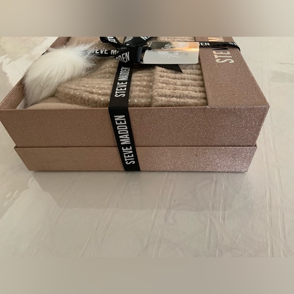 BRAND NEW Steve Madden beanie scarf set - Picture 4 of 9